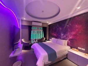 a bedroom with a bed and a purple ceiling at Bentley Hotel in Zhongli +52 photos