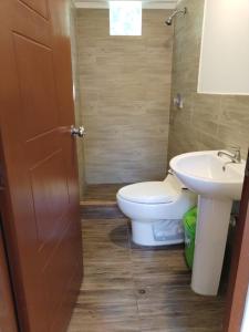 łazienka z toaletą i umywalką w obiekcie Eden Lodge w mieście Cabanaconde