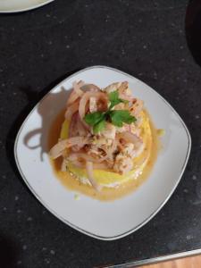 un plato de comida con camarones en una mesa en Eden Lodge, en Cabanaconde