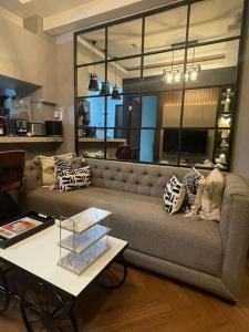 sala de estar con sofá y mesa en Luxury 2 BR Trans Studio Cibubur, en Kalimanggis