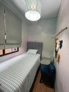 1 dormitorio con 1 cama, 1 mesa y 1 silla en Luxury 2 BR Trans Studio Cibubur, en Kalimanggis