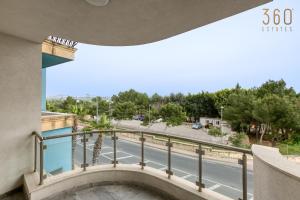 einen Balkon mit Straßenblick in der Unterkunft Beautiful 3BR Apt with Panoramic Terrace in Qawra by 360 Estates in St Paul's Bay