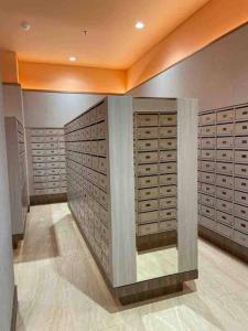 un armario con un montón de cajas en la pared en Luxury 2 BR Trans Studio Cibubur, en Kalimanggis