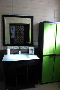 a kitchen with a green refrigerator and a sink at Coqueta casita en Tetuán in Madrid