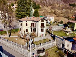 una vista aérea de una casa en una pared en Villa il Maiale Bianco B&B, en San Fedele Intelvi