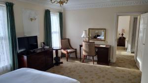 - une chambre avec un lit, un bureau et un miroir dans l'établissement Botleigh Grange Hotel - Pool & Spa under renovation, à Southampton