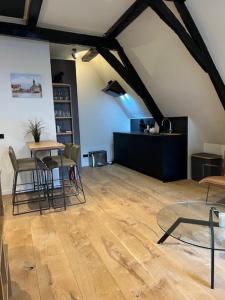 a room with chairs and a table in a room at Logies Irene in Hindeloopen