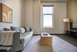 uma sala de estar com um sofá e uma mesa de centro em Blueground West Loop rooftop dog wash nr L CHI-1055 em Chicago