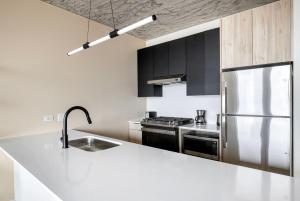 A cozinha ou cozinha compacta de Blueground West Loop gym roof nr Union Park CHI-1066