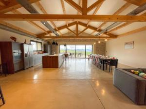 sala de estar amplia con cocina y comedor en Gîte des Ollières, en Monistrol-sur-Loire