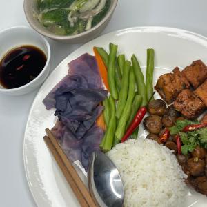talerz żywności z ryżem oraz mięsem i warzywami w obiekcie Home Tea An Yên Dorm w Ho Chi Minh
