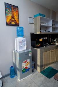 eine Küche mit einem kleinen Kühlschrank und einer Theke in der Unterkunft Cherry Home Stays KE in Nairobi