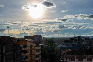 einen Blick auf eine Stadt mit der Sonne am Himmel in der Unterkunft Cherry Home Stays KE in Nairobi