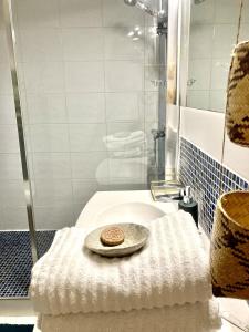 Ένα μπάνιο στο Appartement familial avec terrasse et parking