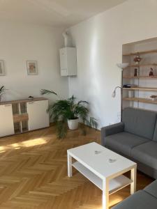 a living room with a couch and a table at Ruhige Wohnung in Helenental in Baden