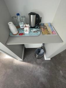 uma prateleira num canto de um quarto com comodidades para preparar café em Pen Mar Guest House B&B em Tenby