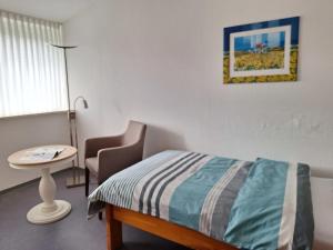una camera con letto, tavolo e sedia di Haus Petra - Fewo 1 a Dahme