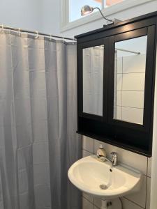 y baño con lavabo y espejo. en Ruhige Wohnung in Helenental, en Baden