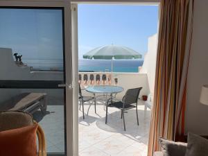 un balcon avec une table et une vue sur l'océan dans l'établissement Apartamentos Bahia Playa. Costa Calma., à Costa Calma