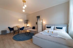 Schlafzimmer mit einem Bett, einem Tisch und Stühlen in der Unterkunft Ludwig Apartment I levestate in Wien
