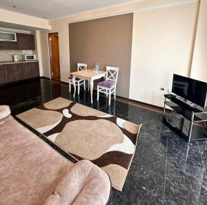 TV a/nebo společenská místnost v ubytování Mark Plaza Hotel