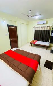 Tempat tidur dalam kamar di Hotel Uday Palace