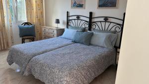 une chambre avec un grand lit avec des oreillers bleus dans l'établissement Apartamentos Bahia Playa. Costa Calma., à Costa Calma