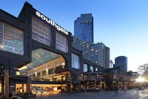 um grande edifício numa cidade com edifícios altos em A Stylish & Comfy 2BR Apt City Views in Southbank em Melbourne