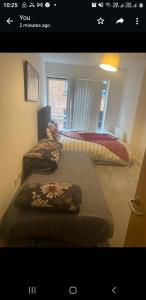 1 Schlafzimmer mit 2 Betten und einem Fenster in der Unterkunft City centre apartment in Manchester