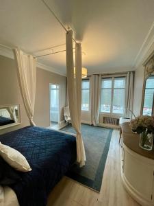 een slaapkamer met een hemelbed bij Luxury apartment Times Square district in Parijs