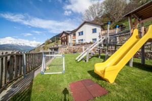 un parque infantil con tobogán y gol en Flatschhof - Apartment Cevedale, en Castelbello