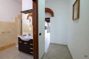 ein Bad mit einem Waschbecken und einem Spiegel in der Unterkunft Residenza Cherubini Varese Centro- IxiHome in Varese