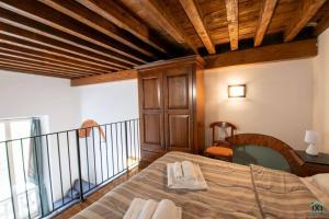 ein Schlafzimmer mit einem Bett mit zwei Handtüchern darauf in der Unterkunft Residenza Cherubini Varese Centro- IxiHome in Varese