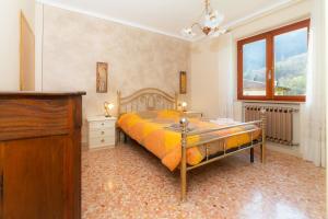 1 dormitorio con 1 cama, vestidor y ventana en La Casina del Teso en Maresca