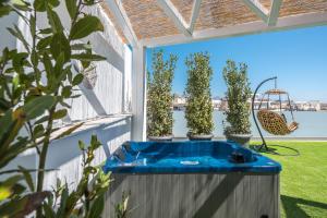 Aed väljaspool majutusasutust Sea Breeze Suite with Jacuzzi