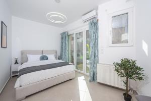 Voodi või voodid majutusasutuse Sea Breeze Suite with Jacuzzi toas