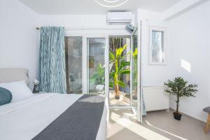 Voodi või voodid majutusasutuse Sea Breeze Suite with Jacuzzi toas