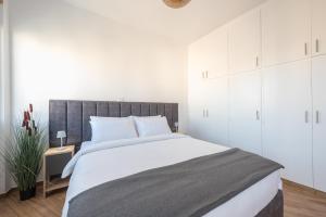 Voodi või voodid majutusasutuse Sea Breeze Suite with Jacuzzi toas
