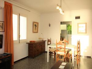 ein Esszimmer mit einem Tisch, Stühlen und einem Fenster in der Unterkunft Apartamento Roses, 2 dormitorios, 4 personas - ES-258-35 in Roses