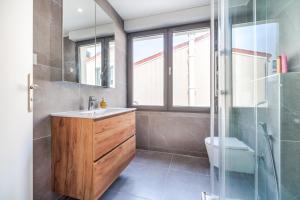 アニエール・シュル・セーヌにあるPerfect flat for 4 people #7の洗面台とガラスのシャワーを備えたバスルーム +6枚の写真