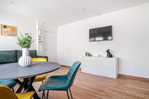 アニエール・シュル・セーヌにあるPerfect flat for 4 people #7のテーブルと椅子のあるリビングルーム