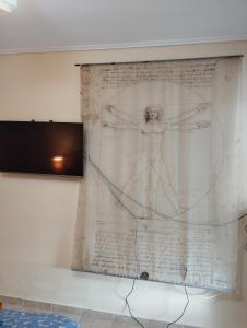 um desenho de um homem numa parede em Dancer's Home em Corinto