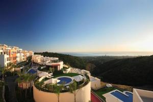 マルベーリャにあるSamara Resort Gym Spa Jacuzzi Pools Marbellaのリゾート付きの建物の空中ビュー