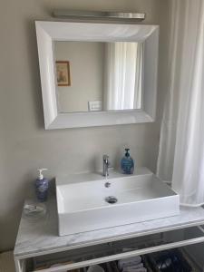 維亞雷焦的住宿－Endless Summer，浴室设有白色水槽和镜子
