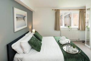 ロンドンにあるLovely one bed flat London Bridgeのベッドルーム(トレイ付きの白い大型ベッド1台付)