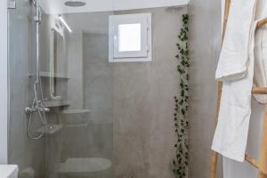 Ένα μπάνιο στο Kleris Apartment 9 Tinos