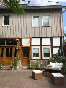 uma casa com janelas e bancos em frente em Ferienwohnung Zum Wilden Wein em Uslar