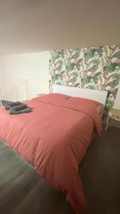 uma cama com um edredão vermelho num quarto em B&B Occhiolà em Grammichele