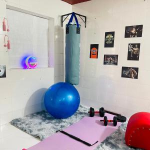 un gimnasio con una pelota de gimnasia y pesas en Nhà nghỉ Bảo Trâm, en Chau Doc