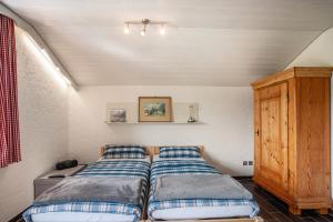 a bedroom with two beds in a room at Appartement Braun 1 in Bolsterlang